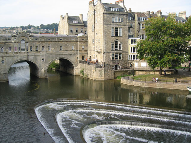 Zdjęcie przedstawia most na rzece w Bath