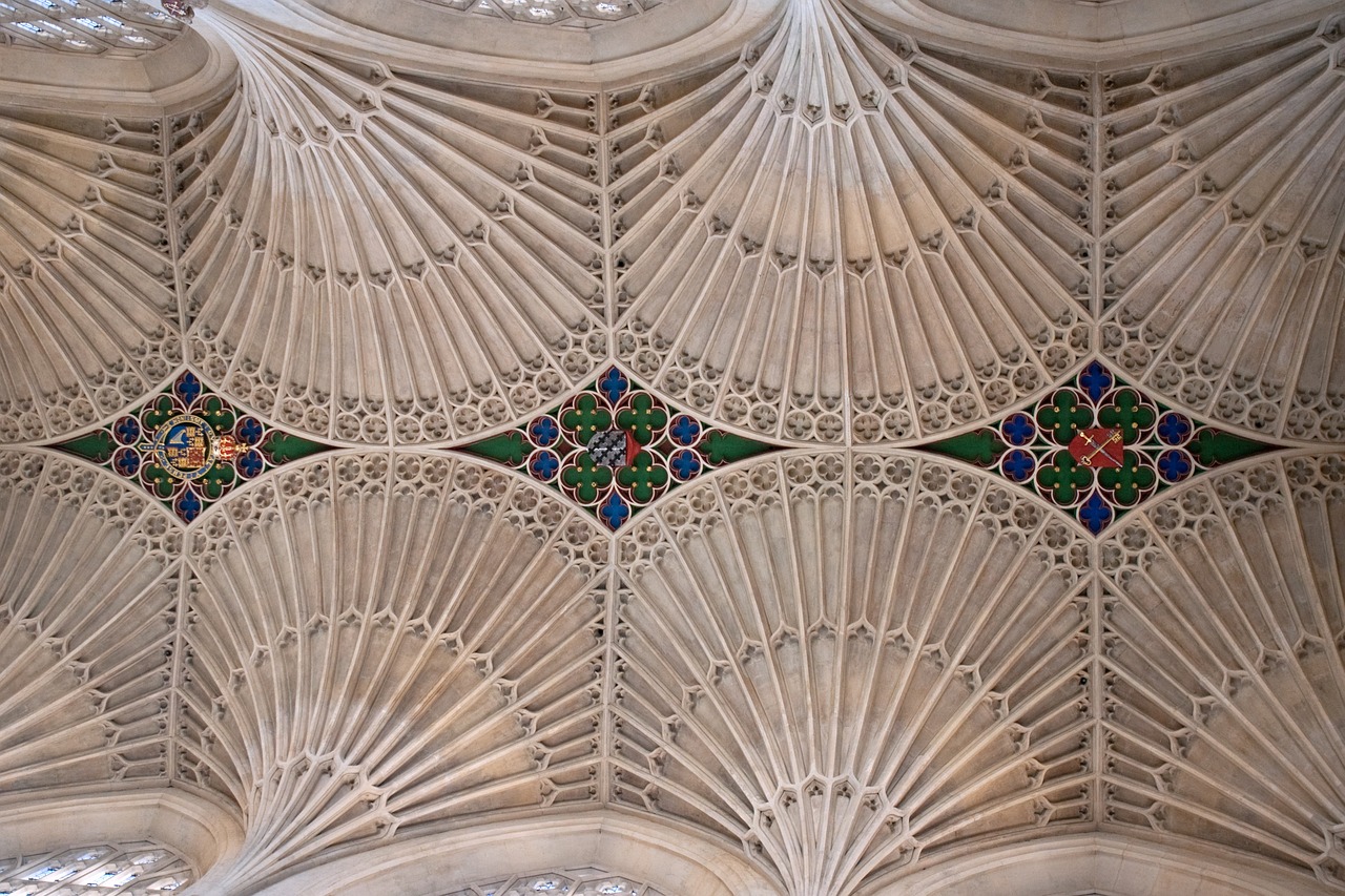 Zdjęcie przedstawia strop kościoła w mieście Bath